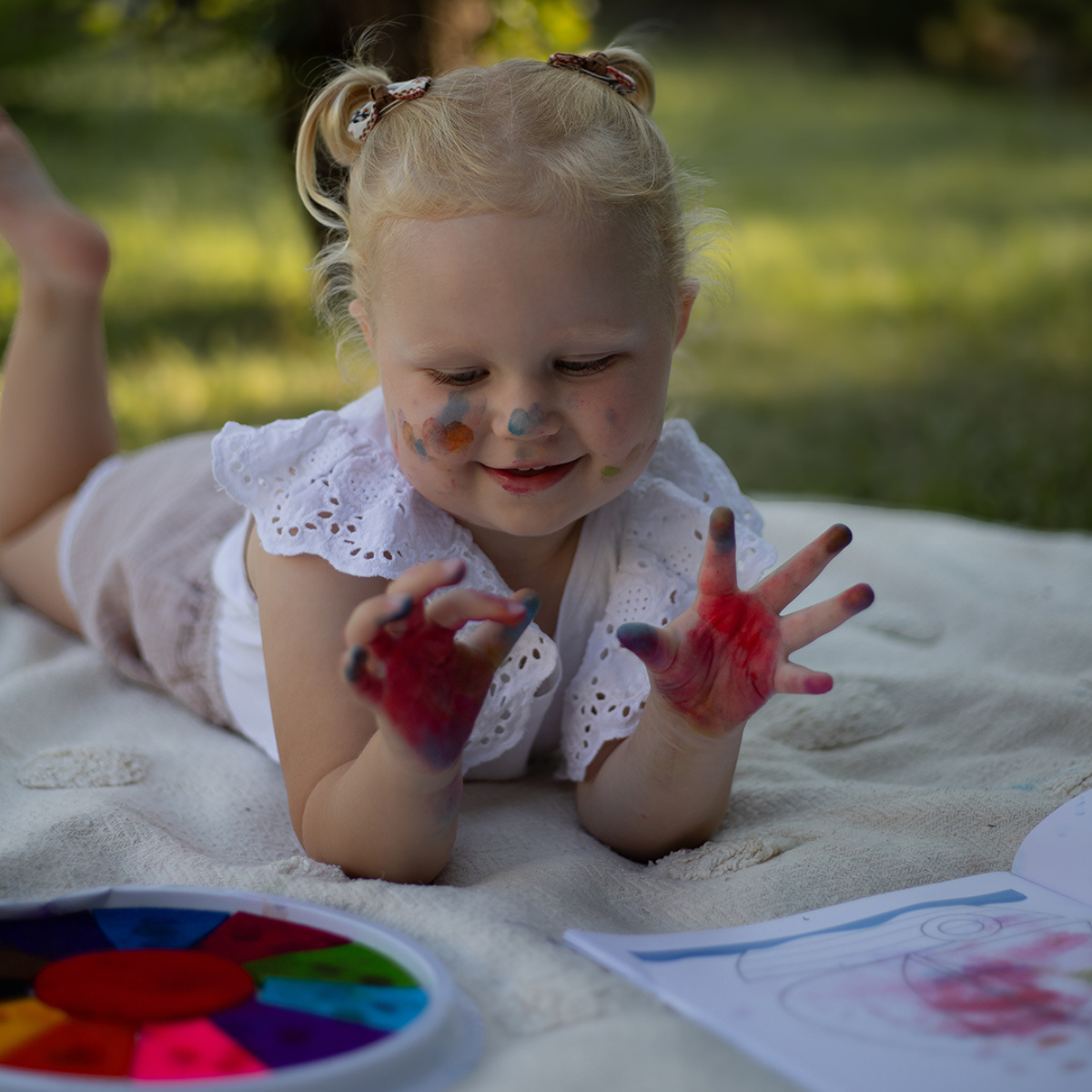 Color palette with 12 different colors, for finger painting (1+ year)