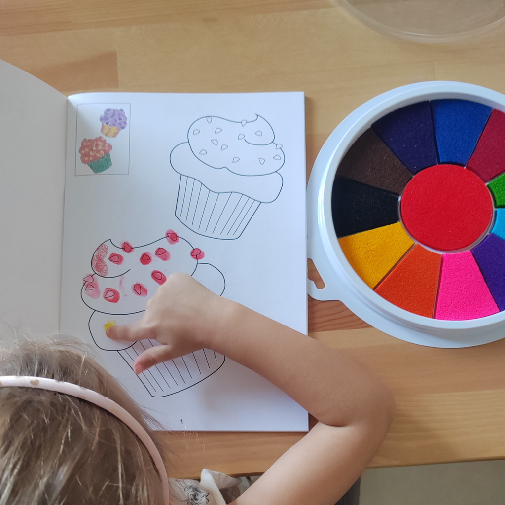 Color palette with 12 different colors, for finger painting (1+ year)